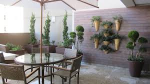 En la terraza del departamento que alquila, la diseñadora industrial victoria kon colocó una mesa para 10 personas de diseño propio, junto al chulengo que dejaron los dueños de casa. 15 Patios Pequenos Con Muchas Ideas Para Copiar Homify