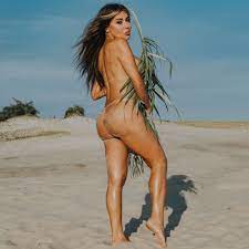 Mulher Abacaxi impressiona ao posar nua em ensaio na praia