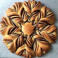 A Csaladot Konnyeden Elbuvolheted Ha Megcsinalod Ezt A Varazslatos Sutit Nagyon Mutatos Es Az Ize Flower Bread Recipe Wine Recipes Interesting Food Recipes