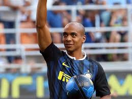 Acompanhe quem joga hoje na rodada dos campeonatos de futebol do brasil e do mundo, com placar da rodada em tempo real e assista online os gols e os melhores momentos dos jogos de hoje. Video Zanetti Apresentou Joao Mario No Relvado Antes Do Jogo Do Inter Maisfutebol