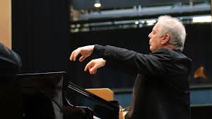 Daniel barenboim was born on november 15, 1942 in buenos aires, argentina. Concert Daniel Barenboim Plays And Conducts Beethoven S Piano Concerto No 3 Medici Tv