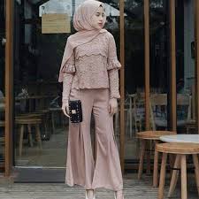 Inspirasi model baju batik terbaru dengan berbagai macam varian dan konsep seperti kombinasi, atasan, couple, untuk ke kantor kekinian dan terbaru 2021. Hasil Gambar Untuk Model Baju Pesta Satin 2018 Model Pakaian Model Pakaian Muslim Pakaian Wanita