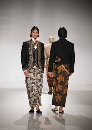 Terbuat dari kain beludru hitam dan kawat emas. Beskap A Traditional Javanese Wedding Outfit For Man Pakaian Pernikahan Pakaian Fashion Gaun Perkawinan