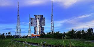 China lança foguete com protótipo de aeronave. China Lancara Sonda Para Coletar Amostras Da Lua