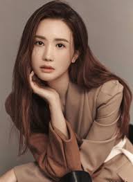 Nữ hoàng dao kéo" Lee Da Hae: Tình màn ảnh của Lee Dong Wook bỗng rớt đài,  sống ra sao mà phải tới Trung Quốc livestream bán kem trộn?