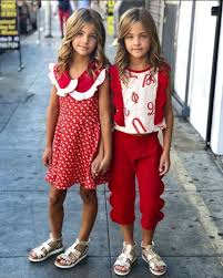 Rachel et laura brooker sont originaires d'australie. Ces Soeurs Identiques Nees En 2010 Sont Devenues Les Plus Belles Jumelles Au Monde Circulaire En Ligne
