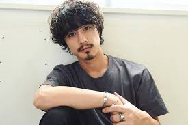 中山智史 中目黒 パーマ メンズパーマ さんはinstagramを利用しています メンズのパーマスタイルは女性にも好評 前髪おろし ヒゲ パーマ イケメン 毛先にハードムースかバームを揉み込んで仕上げる簡単なスタイリングです 秋冬にパーマいかがですか 036303