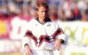 Con la vittima immobilizzata da più persone e poi soffocata usando una sciarpa di lana. R5xbijl N3tqlm