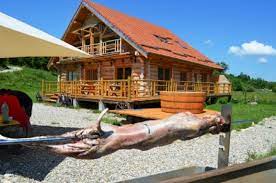 Pentru senzații cât mai puternice, turiștii sunt invitați să se cazeze la pensiuni. Pensiunea Ferma Agroturistica Floare De Maces Rasnov Hotero Ro