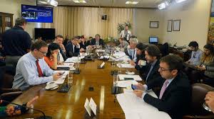 Son muchos los factores pueden influenciar a que un sueldo mínimo sea alto o bajo, como la inflación, la población. Comision De Trabajo Aprueba Ingreso Minimo Garantizado De 550 Mil Pesos Brutos