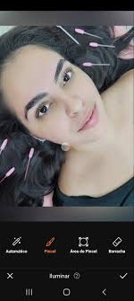 No APP Airbrush eu utilizo as funções "magica" que dá esse primeiro efeito  de pele "limpa" removendo manchas e espinhas. Além desse, utilizo a função  iluminar e passo em cima dos pontos que eu desejo ...