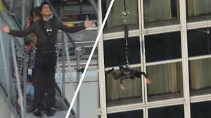 Park inn by radisson, park inn berlin alexanderplatz, wir.berlin and 5 others. Bollywood Star Shah Rukh Khan Springt Vom Dach In Berlin Alexanderplatz Kino Bild De