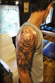 Black And White Skull And Rose Tattoos Tattoo From Lefteris Toulis Tattoo Sleeve Clock Rose Skull Black N White Art Tattoo Klok Tatoeages Tatoeage Ideeen Tatoeage Schouder
