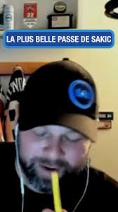 Raymond Bourque explique comment Joe Sakic en est venu à lui remettre la  Coupe Stanley en premier lors de la conquête de l'Avalanche en 2001. 🏆