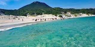 The city gathers some of the most beautiful views of the brazilian coast, such as dunes, restingas, lagoons, beaches and shores. Arraial Do Cabo E Cabo Frio Quando Ir Onde Ficar E Comer O Que Fazer