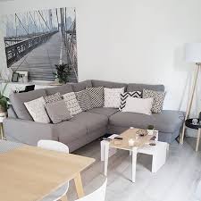 En plus d'être fonctionnelle, la table blanche et grise est un véritable meuble design ! Salon Gris Avec Parquet Clair Bois Gris Petites Table Basse Scandinave Blanche Et Bois Joli Canape Decoration Salon Blanc Canape Angle Gris Parquet Gris Clair