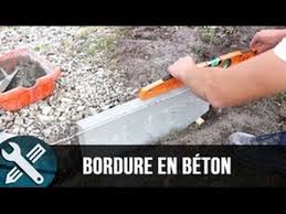 Comment Poser Des Elements De Bordure En Beton De Niveau Dans Son Jardin Les Etapes Expliquees Pas A Pas Dans C Bordure Beton Bordure De Jardin Beton Bordure
