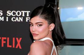 Кайли — дочь кейтлин дженнер и светской львицы крис дженнер. Kylie Jenner Donates 1 Million To Help Fight Coronavirus Allure