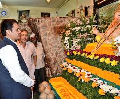 Devendra Fadnavis - नाना पाटेकरजी यांच्या घरी आज श्री गणेशाचे दर्शन घेतले.  Shri Ganesh Darshan at #NanaPatekar ji's residence. #गणपतीबाप्पामोरया |  Facebook