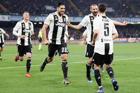 Tout a commencé un 4 octobre au soir. Juve Win Wild Contest In Naples To End Scudetto Race Black White Read All Over