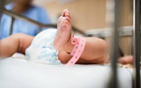 In mod uzual, diversificarea incepe cu varsta de 6 luni, fie ca vorbim despre un bebelus alaptat la san sau cu formula. Un BebeluÈ Abandonat De Mama Sa In Scara Unui Bloc Din Ramnicu Valcea