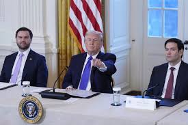 Trump sugiere a Cuba que alcance "un acuerdo, antes de que sea demasiado  tarde" y amenaza con cortar el flujo de dinero y petróleo venezolano a La  Habana | Internacional