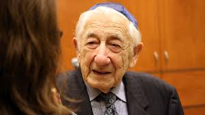 During talk at Hopkins Hillel, Holocaust survivor Morris Rosen discusses  his experiences