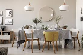 Muebles de comedor modernos bogota. Sillas De Madera En La Tabla Con Vajilla En Interior Del Comedor Con Las Lamparas Y El Espejo Redondo Foto De Archivo Imagen De Plano Mostaza 128602918