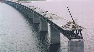 Bron skapar en pulserande ström av liv och rörelse mellan länderna. Oresundsbron Malmo Skanska Se