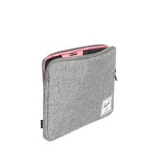 Macbook 15'' için uygundurlaptop'unuz için en şık ve en güvenli çözüm bir arada. Herschel Anchor Sleeve Herschel Supply Company