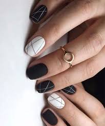 Las uñas negras son un clásico de la decoración de uñas porque quedan muy bien y son muy elegantes a la hora de usarlas. Unas Blancas Decoradas Disenos Y Combinaciones Tendencia Manicura Manicura De Unas Unas Postizas De Gel