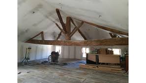 On trouve aussi la laine de bois, la laine de roche, le chanvre, la ouate de cellulose, le polystyrène expansé, la laine de mouton, le polyuréthane ou encore le textile recyclé. Isolation De Combles Amenagees En Laine De Bois A Nanteuil En Vallee Jouanaud Batiment