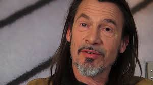 Savoir aimer, n'importe quoi, ma liberté de penser, et un jour une femme, si une chanson, rafale de vent, noir et blanc. Florent Pagny Ne Sera Pas Aux Enfoires 2020 Et L Explique Etonnamment