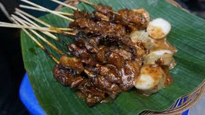 Contohnya sate kere, sate kere itu pakai usus, jeroan, dan tempe gambus, tempe yang dari ampas kedelai, kata swandani. Lezatnya Sate Kere Sajian Kuliner Di Resepsi Kahiyang Ayu Halaman 2