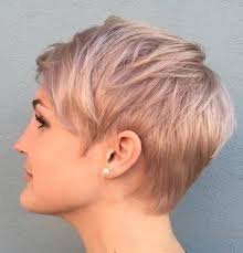 Opter pour une coupe courte est pour vous le moyen de vous défaire de ce côté enfantin que vous donnent vos belles joues rondes, et un visage carré se démarque par un front large et une mâchoire affirmée, ce qui lui confère des traits droits et réguliers. Coiffure Femme 2019 Visage Rond