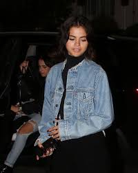 The two only reconciled in october and already she has allowed the sorry hitmaker move into her posh los angeles home; Selena Gomez Watches Justin Bieber Play Hokey In La 11 01 2017 Celebmafia