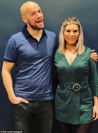 Start date jul 19, 2019. Pregnant Kate Lawler Displays Her Growing Baby Bump As She Celebrates At Home With Fiance Martin Aktuelle Boulevard Nachrichten Und Fotogalerien Zu Stars Sternchen