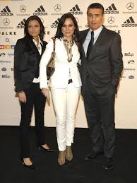 She made her 3 million dollar fortune with tatort, überraschung. Rudi Aussauer Und Seine Simone Thomalla Acht Jahre Waren Die Beiden Zusammen Auch Simones Tochter Sophia Hatte Assauer Ins Herz Geschlossen Tikonline De