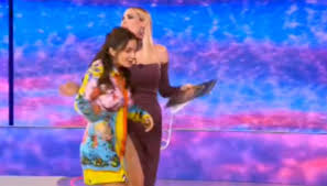 Elettra lamborghini è approdata nello studio della quindicesima edizione de l'isola dei famosi, in veste di opinionista insieme a tommaso zorzi e iva zanicchi. Isola Dei Famosi Outfit Magnifico Per Elettra Lamborghini Ecco Il Costo