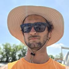 What are some tips for playing disc golf in rainy conditions?