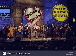 Son père, ne remarquant pas la tristesse de sa fille, déménagement dans une quand lydia voit beetlejuice, il la supplie de dire son nom trois fois de suite pour qu'il soit visible des vivants. Michael Ohara Stockfotos Und Bilder Kaufen Alamy