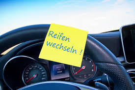 Sobald es wärmer wird, stellen sich autofahrer die frage, ab wann es zeit wird, sommerreifen aufzuziehen. Wann Sommerreifen Wechseln Gesetze Und Tipps