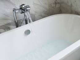 Für die badewanne wird oftmals eine duschabtrennung gebraucht, weil hier besonders viel wasser verspritzt wird. Badewannenaufsatz Glas Nach Mass Badewannenfaltwand 50