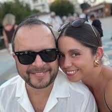 Hi, can anyone recommend a local hair stylist and makeup artist?