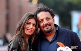 La serie narra le vicende della famiglia martini che inizialmente, come nella serie spagnola, è composta dal medico vedovo con tre figli, suo padre, sua cognata, la colf, un suo amico ed i. Flora Canto Ed Enrico Brignano Rivelano Il Nome Del Loro Secondo Bebe