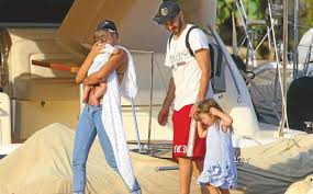 Febrero de 2014, karim benzema se convierte en el padre de una niña llamada melia de su esposa chloé launey.100 el 5 de mayo de 2017, llegó a ser padre de nuevo con el nacimiento de su hijo ibrahim de su compañera, cora gauthier.101. Real Madrid Wags Realmadridfamily Karim Benzema With His Life