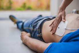 Leg je kindje neer op een stevige ondergrond om de reanimatie te starten. Reanimatie Bls Aed Zorg Wijs