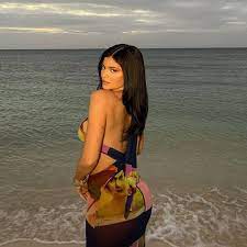 Jun 16, 2021 · on june 15, kylie jenner wore a green vintage jean paul gaultier dress for an appearance with travis scott and daughter stormi at the parsons benefit. Kylie Jenner Is Having A Sexy Summer In Eye Popping New Beach Pics E Online Deutschland