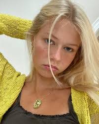 Anna Dendy's Instagram, Twitter & Facebook