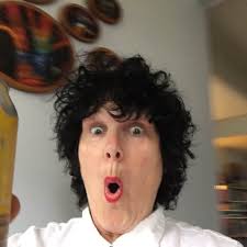 저스틴 비버가 LA에서 신선한 새로운 모습으로 나섰고, 헤일리는 파리 패션 위크에서 고개를 돌렸다. 팬들이 결혼에 대한 추측을 계속하고  있는 가운데, 둘은 다른 도시에서 각자 할일을 하고 있는 듯. 어떻게 생각해? #JustinBieber #HaileyBieber